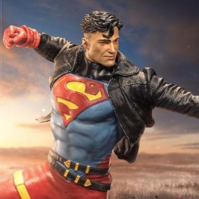 Superboy DC Comics Deluxe Art 1/10 Scale Statue by Iron Studios